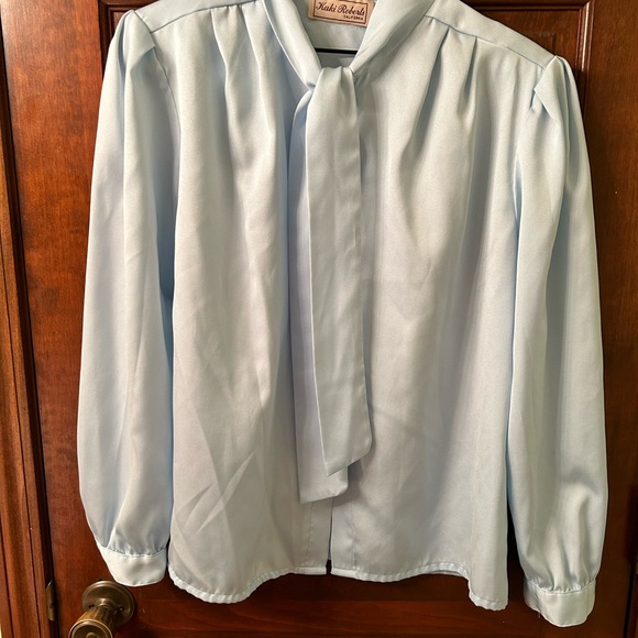 KAKI ROBERTS VTG Ice Blue blouse with shoulder pads. Size unknown - Picture 2 of 6